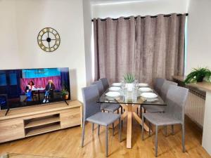 Manor House, Modern 2-Bedroom Apartment, Parking, WiFi, Central Location