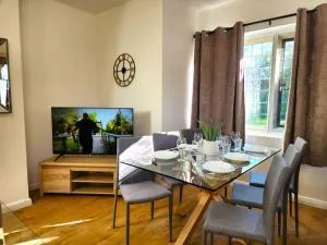 Manor House, Modern 2-Bedroom Apartment, Parking, WiFi, Central Location - 亚恩图