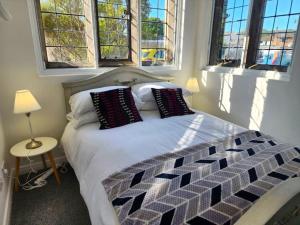 Manor House, Modern 2-Bedroom Apartment, Parking, WiFi, Central Location