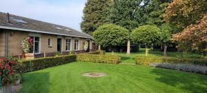 Wellness bungalow met privésauna en hot tub - Glamping aan de Maas