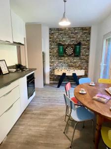 Maisons de vacances La Belle Donne maison 6 personnes baby foot PS4 - ventilateurs : photos des chambres
