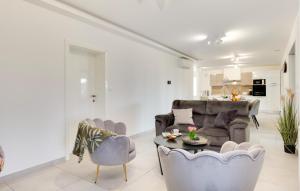 Cozy Home In Tusilovic With Sauna