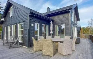 4 Bedroom Cozy Home In Skollenborg - Svene