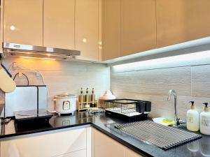 Urban Oasis Condo 1 Bedroom Facing Pool Area only steps away from Ayala Mall