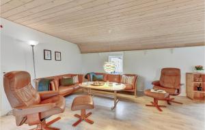 Nice Home In Spjald With 6 Bedrooms