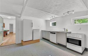 Nice Home In Spjald With 6 Bedrooms