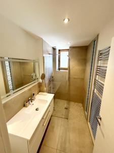 Villas Villa Savoie - luxe et serenite- piscine et jacuzzi - vue panoramique sur le lac d Annecy : photos des chambres