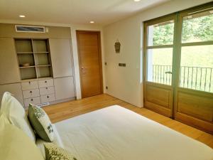 Villas Villa Savoie - luxe et serenite- piscine et jacuzzi - vue panoramique sur le lac d Annecy : photos des chambres