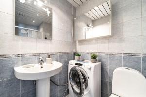 Top floor near ferry terminal - free parking