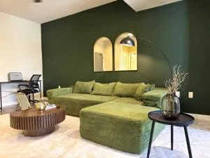 Art Deco Style Home in LA with Free Parking 10 min to Cedars - Parklabrea