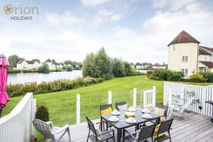 Windrush Lake 88, Waterside