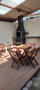 Casa aconchegante, Ubatuba, 40 metros da praia, frente ao mar, garagem fechada, quintal grande, área de lazer, churrasqueira, ar condicionado, wifi, tv a cabo, completamente equipada com utensílios