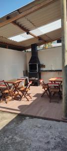 Casa aconchegante, Ubatuba, 40 metros da praia, frente ao mar, garagem fechada, quintal grande, área de lazer, churrasqueira, ar condicionado, wifi, tv a cabo, completamente equipada com utensílios