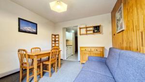 Résidence Pollux - Studio confortable avec cabine · Proche des pistes et des commerces · Balcon MAE-7415