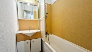 Résidence Pollux - Studio confortable avec cabine · Proche des pistes et des commerces · Balcon MAE-7415