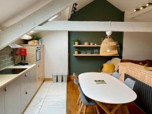 Stylish & Spacious Town Centre Duplex Apartment