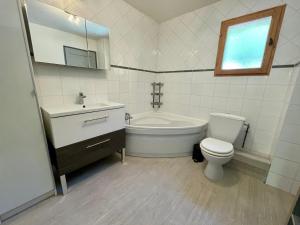 Chalets Le Tout Schuss Chalet, SPA Prive, piste de ski a 100m : photos des chambres