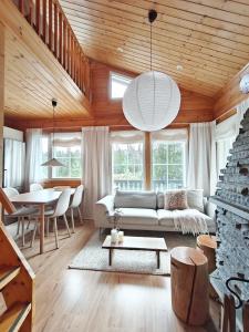 RUKA, RiversideVilla with Sauna, Fireplace, Terrace, Wifi, Aurora, Swimming