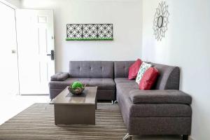 NEW Poliforum 2BR Modern Apartment