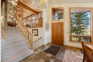 New! Birch Fairway House - On golf course - Hot tub - Garage - Family friendly