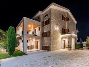 Villa in Pola a with Swimming Pool