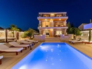 Villa in Pola a with Swimming Pool - 波拉卡