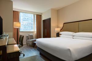 Guest Room, 1 King room in Sheraton Brooklyn New York