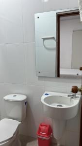 CASA DEL PARQUE Hotel, en Puerto Perales, corregimiento de Puerto triunfo 30 min del parque Nápoles