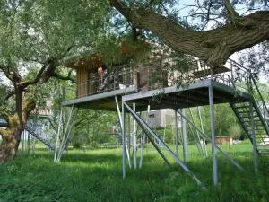 Treehouse Jojo Comfortable holiday residence - 维施哈芬