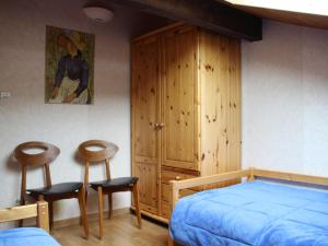 Maisons de vacances Maison spacieuse 18 pers, 8 ch, cheminee, jardin clos, 4* - FR-1-737-84 : photos des chambres