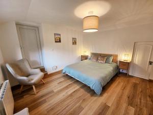 Maisons de vacances Gite charme avec jardin et WIFI proche chateaux Loire - FR-1-381-597 : photos des chambres