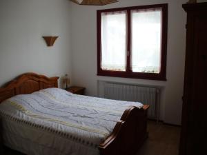Maisons de vacances Maison spacieuse 18 pers, 8 ch, cheminee, jardin clos, 4* - FR-1-737-84 : photos des chambres