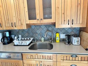 Monthly stay 2 Bedroom Upper floor suite near SFU & Skytrain