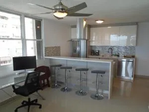 Lucilles Corner - Isla Verde