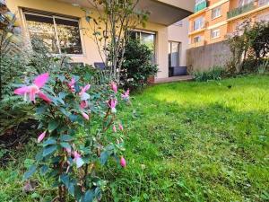 2 Bedroom flat with 100m2 garden & secure parking