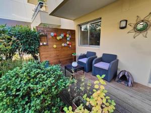 2 Bedroom flat with 100m2 garden & secure parking