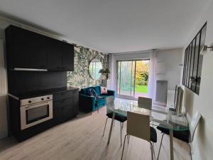 2 Bedroom flat with 100m2 garden & secure parking