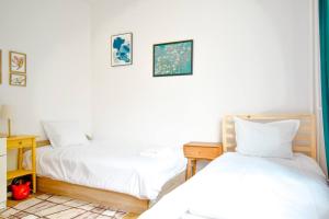 Large 2-BR Retreat, Walk to Sofias Top Spots