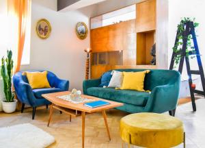 Creative 70s-Inspired Stay Center Parking