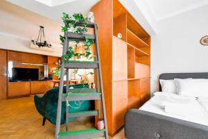 Creative 70s-Inspired Stay Center Parking