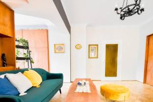 Creative 70s-Inspired Stay Center Parking