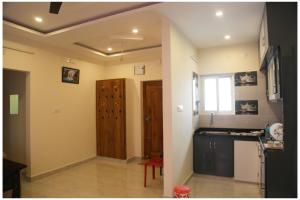 Padmavathi Homestay -2BHK 1BHK AC Apartments for group of families - Best location - Flyover to Alipiri gate - Walk to PS4 Veg Restaurant - Modular Kitchen - Super fast Wi-Fi- Near to Tirupati Bus Stand 2 KM-Near to Railway Station 2KM
