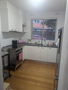 Spacious Ground Floor Elwood village Apartment one king bedroom and one large office