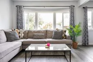 Adorable 2BR-2BA House with EV & Free Parking and Family Friendly in Los Angeles - بالمز