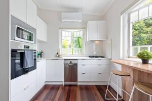 Art Deco w Modern Twist 1Bed 1Bath 1Car New Farm