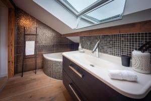 Chalets Chalet Mokki, bain nordique, balneo et sauna : photos des chambres