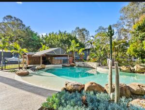 2 Bedroom Cottage with Lagoon pool & spa