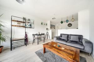 Stones throw from beach and forest, stunning country walks