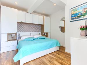 Charming Villa Marin, 30 meters From The Beach, Pool heated, Split-Trogir area