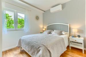 Charming Villa Marin, 30 meters From The Beach, Pool heated, Split-Trogir area